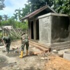 Personel Satgas TMMD Reguler ke-129 Kodim 0102/Pidie bersama masyarakat mengerjakan pembangunan fasilitas MCK di Kompleks Dayah Istiqamatuddin Babul Ma'rif Darul Mukhlisin, Desa Blang Cot, Kecamatan Sakti, Pidie, Minggu (9/8/2026). Foto: Dok. Istimewa
