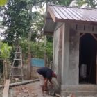 Personel Satgas TMMD Reguler ke-129 Kodim 0102/Pidie bersama masyarakat mempercepat pembangunan fasilitas MCK di Kompleks Dayah Istiqamatuddin Babul Ma'rif Darul Mukhlisin, Desa Blang Cot, Kecamatan Sakti, Jumat (7/8/2026). Foto: Dok. Istimewa