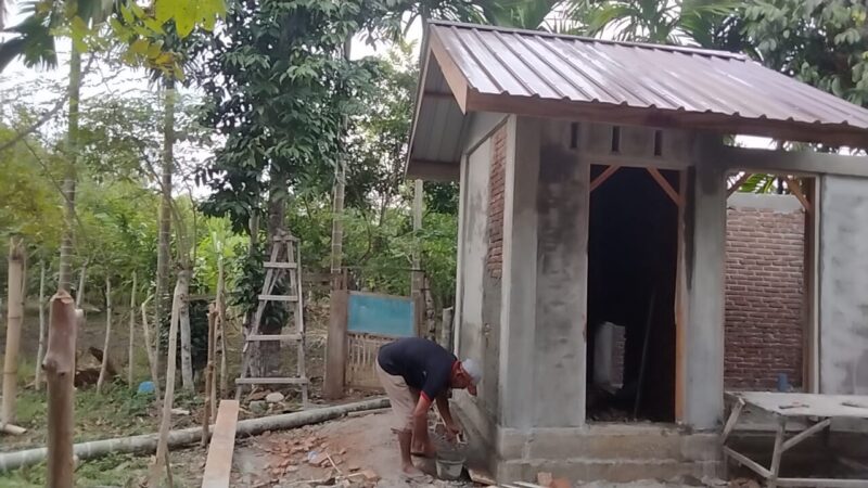 Personel Satgas TMMD Reguler ke-129 Kodim 0102/Pidie bersama masyarakat mempercepat pembangunan fasilitas MCK di Kompleks Dayah Istiqamatuddin Babul Ma'rif Darul Mukhlisin, Desa Blang Cot, Kecamatan Sakti, Jumat (7/8/2026). Foto: Dok. Istimewa