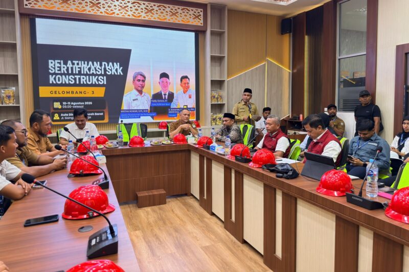 Asisten Perekonomian dan Pembangunan Setdakab Aceh Barat Wistha Nowar S.Pt., M.Si menghadiri Pelatihan dan Sertifikasi Kompetensi Kerja (SKK) Konstruksi di Aula Dinas PUPR Aceh Barat, Senin (10/8/2026). Foto: Dok. Istimewa 