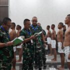 Pangdam IM Mayjen TNI Joko Hadi Susilo bersama panitia mengevaluasi hasil seleksi 285 calon Bintara PK TNI AD Gelombang III TA 2026  di Gedung Malahayati, Banda Aceh, Senin (24/8/2026). Foto: Dok. Istimewa 