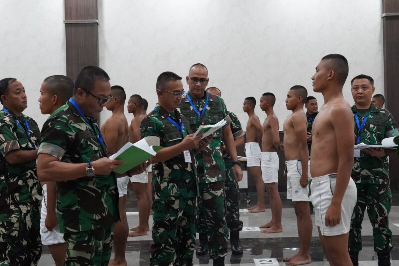 Pangdam IM Mayjen TNI Joko Hadi Susilo bersama panitia mengevaluasi hasil seleksi 285 calon Bintara PK TNI AD Gelombang III TA 2026  di Gedung Malahayati, Banda Aceh, Senin (24/8/2026). Foto: Dok. Istimewa 