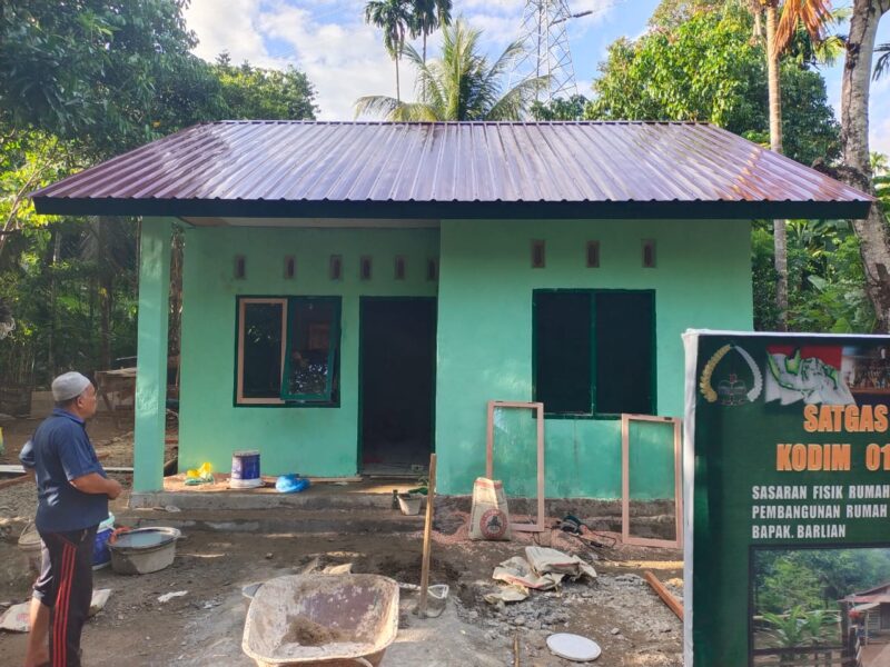 Satgas TMMD Reguler ke-129 Kodim 0107/Aceh Selatan menyelesaikan tahap akhir pembangunan rumah Barlian di Desa Kemumu Hilir, Kecamatan Labuhanhaji Timur, Aceh Selatan, Minggu (9/8/2026). Foto: Dok. Istimewa 