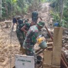 Personel Satgas TMMD Reguler ke-129 Kodim 0107/Aceh Selatan melakukan pengecoran kepala sisi kanan dan kiri jembatan box di Desa Kemumu Seberang, Kecamatan Labuhanhaji Timur, Jumat (7/8/2026). Foto: Dok. Istimewa
