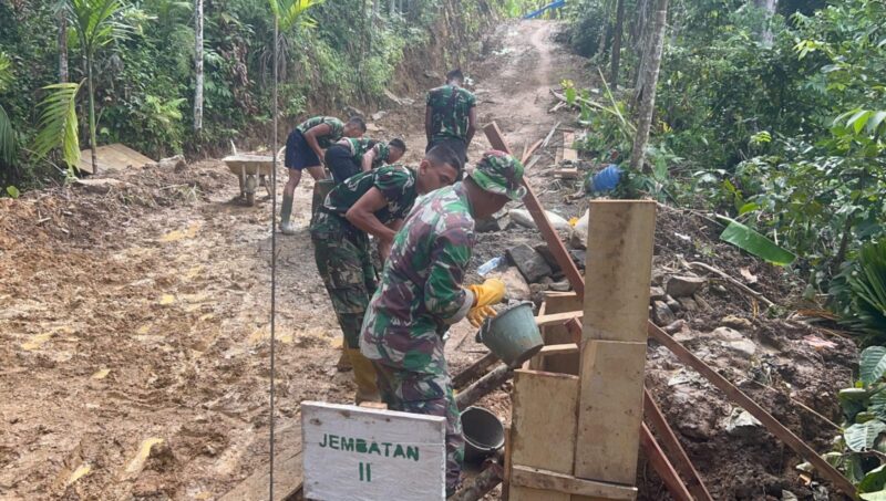 Personel Satgas TMMD Reguler ke-129 Kodim 0107/Aceh Selatan melakukan pengecoran kepala sisi kanan dan kiri jembatan box di Desa Kemumu Seberang, Kecamatan Labuhanhaji Timur, Jumat (7/8/2026). Foto: Dok. Istimewa 