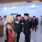 Bupati Aceh Barat Tarmizi SP, MM melantik dan mengambil sumpah jabatan Dr. Ir. Kurdi ST, MT sebagai Sekda Aceh Barat definitif bersama puluhan pejabat lainnya di Aula Teuku Umar, Bapperida Aceh Barat, Senin (24/8/2026). Foto: Dok. Istimewa 
