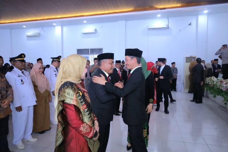 Bupati Aceh Barat Tarmizi SP, MM melantik dan mengambil sumpah jabatan Dr. Ir. Kurdi ST, MT sebagai Sekda Aceh Barat definitif bersama puluhan pejabat lainnya di Aula Teuku Umar, Bapperida Aceh Barat, Senin (24/8/2026). Foto: Dok. Istimewa 