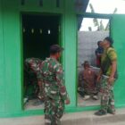 Personel Satgas TMMD ke-129 Kodim 0102/Pidie melakukan pengecatan lima unit MCK di Desa Lhok Panah, Kecamatan Sakti, sehari menjelang penutupan TMMD, Rabu (12/8/2026). Foto: Dok. Istimewa