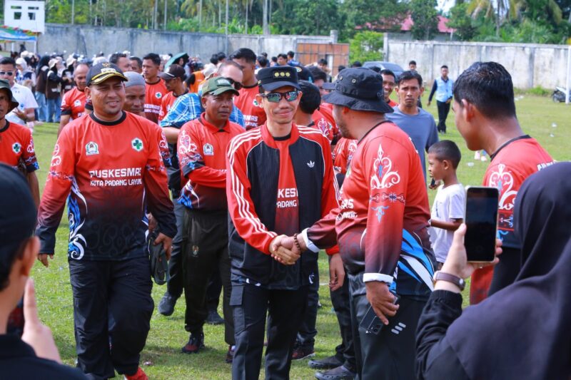 Bupati Aceh Barat Tarmizi SP, MM menghadiri kegiatan Car Free Day dalam rangka HUT ke-81 Kemerdekaan RI tingkat Kecamatan Bubon di Lapangan Bola Kaki Gampong Kuta Padang, Minggu (9/8/2026). Foto: Dok. Istimewa