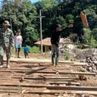 Personel Kodim 0106/Aceh Tengah bersama masyarakat terlibat dalam pembangunan jembatan beton di Kecamatan Rusip Antara, Kabupaten Aceh Tengah, Selasa (5/8/2026). Foto: Dok. Istimewa
