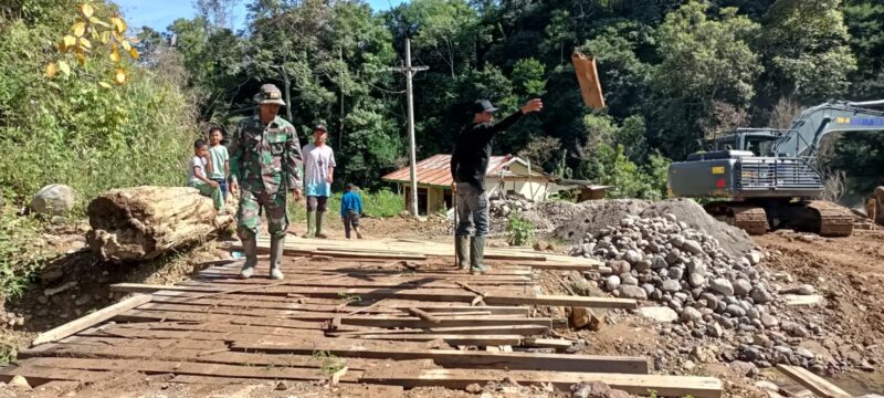 Personel Kodim 0106/Aceh Tengah bersama masyarakat terlibat dalam pembangunan jembatan beton di Kecamatan Rusip Antara, Kabupaten Aceh Tengah, Selasa (5/8/2026). Foto: Dok. Istimewa 