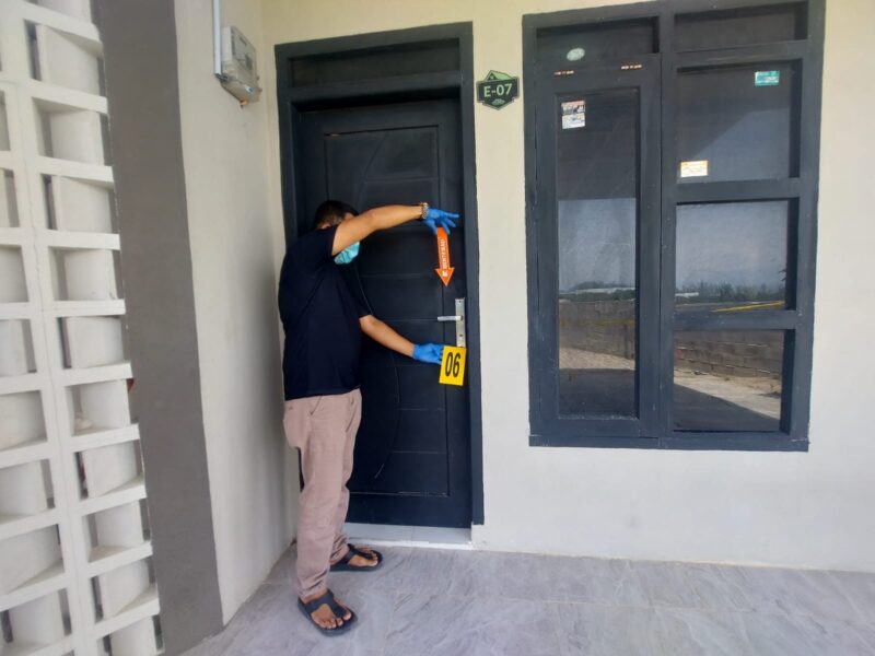 Tim Inafis Satreskrim Polresta Banda Aceh melakukan olah TKP di rumah singgah tempat Ketua Baitul Mal Kabupaten Pidie Jaya, Teungku Zulkifli, ditemukan meninggal dunia, Minggu (23/8/2026). Foto: Dok. Istimewa 