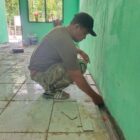 Personel Satgas TMMD Reguler ke-129 Kodim 0107/Aceh Selatan menyelesaikan pemasangan keramik, plafon, dan pengecatan rumah milik Barlian yang kini memasuki tahap finishing dengan progres 88 persen di Desa Kemumu Hilir, Kecamatan Labuhanhaji Timur, Sabtu (8/8/2026). Foto: Dok. Istimewa