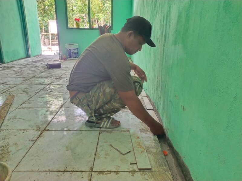 Personel Satgas TMMD Reguler ke-129 Kodim 0107/Aceh Selatan menyelesaikan pemasangan keramik, plafon, dan pengecatan rumah milik Barlian yang kini memasuki tahap finishing dengan progres 88 persen di Desa Kemumu Hilir, Kecamatan Labuhanhaji Timur, Sabtu (8/8/2026). Foto: Dok. Istimewa 