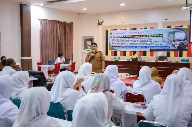 Kabid Persandian dan Statistik Diskominsa Aceh Barat, Dedy Jefernal, ST, memberikan materi dalam kegiatan pelatihan aktivasi TTE berbasis BSrE di RSUD Cut Nyak Dhien Meulaboh, Selasa (11/8/2026). Foto: Dok. Istimewa 