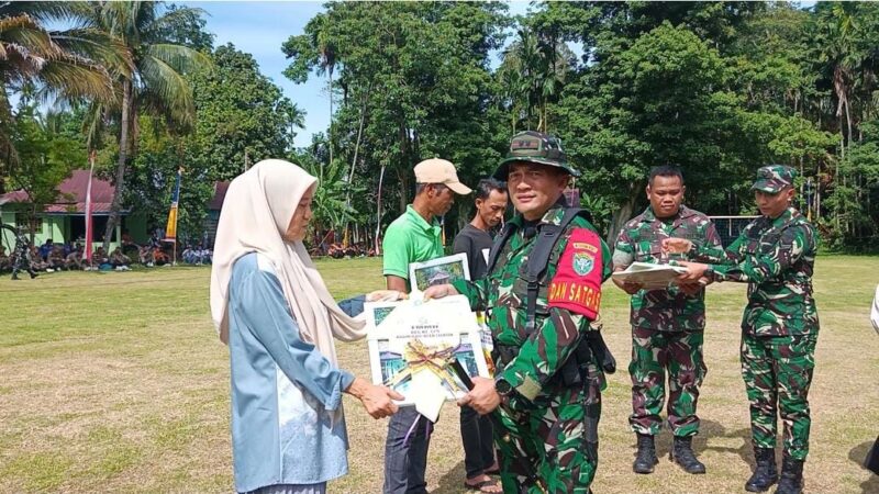 Irdam Iskandar Muda Brigjen TNI Heri Purwanto bersama Dansatgas TMMD ke-129 Kodim 0107/Aceh Selatan dan unsur Forkopimda menyerahkan secara simbolis kunci rumah RTLH dan fasilitas sumur bor kepada warga penerima manfaat saat penutupan TMMD ke-129 di Desa Kemumu Hilir, Kecamatan Labuhanhaji Timur, Kamis (13/8/2026). Foto: Dok. Istimewa 