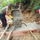 Personel Satgas TMMD Reguler ke-129 Kodim 0107/Aceh Selatan melaksanakan pengecoran box culvert titik 3 pada sasaran pembukaan badan jalan di Desa Kemumu Sebrang, Kecamatan Labuhanhaji Timur, Kamis (6/8/2026). Foto: Dok. Istimewa