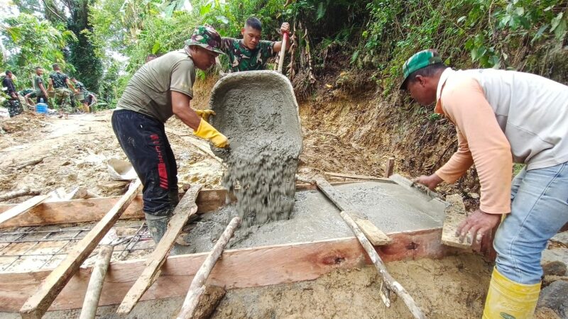 Personel Satgas TMMD Reguler ke-129 Kodim 0107/Aceh Selatan melaksanakan pengecoran box culvert titik 3 pada sasaran pembukaan badan jalan di Desa Kemumu Sebrang, Kecamatan Labuhanhaji Timur, Kamis (6/8/2026). Foto: Dok. Istimewa 