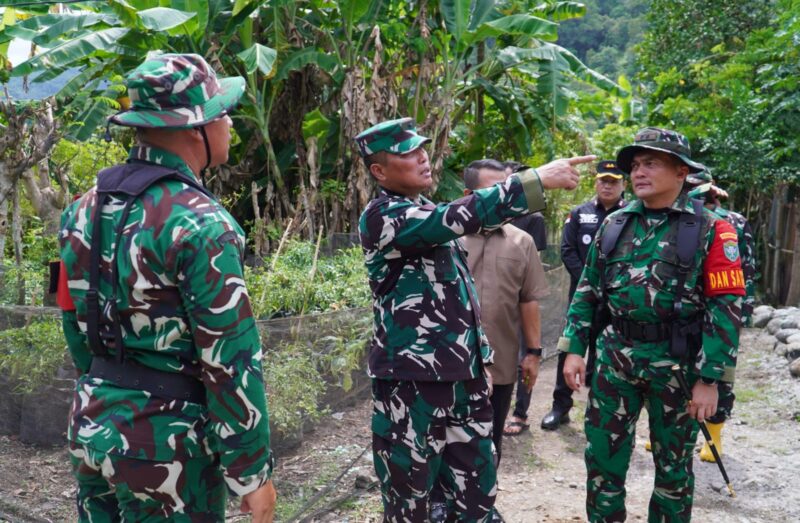 Irdam IM Brigjen TNI Heri Purwanto bersama jajaran Forkopimda Aceh Selatan meninjau sejumlah sasaran fisik TMMD ke-129 Kodim 0107/Aceh Selatan usai upacara penutupan, Kamis (13/8/2026). Foto: Dok. Istimewa 