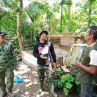 Dansatgas TMMD ke-129 Kodim 0107/Aceh Selatan Letkol Inf Andrino D.N. Lubis meninjau pekerjaan finishing rumah Barlian di Desa Kemumu Hilir, Kecamatan Labuhanhaji Timur, Selasa (11/8/2026). Foto: Dok. Istimewa