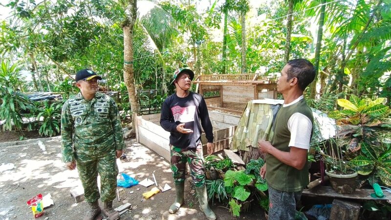 Dansatgas TMMD ke-129 Kodim 0107/Aceh Selatan Letkol Inf Andrino D.N. Lubis meninjau pekerjaan finishing rumah Barlian di Desa Kemumu Hilir, Kecamatan Labuhanhaji Timur, Selasa (11/8/2026). Foto: Dok. Istimewa 