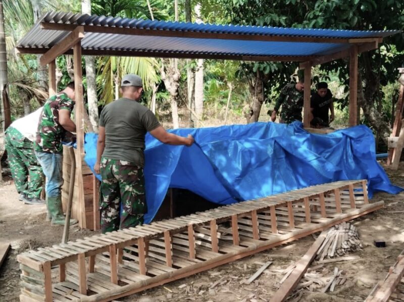 Satgas TMMD Reguler ke-129 Kodim 0102/Pidie membangun kolam budidaya ikan lele dan kandang ayam petelur sebagai sasaran tambahan di Desa Lhok Panah, Kecamatan Sakti, Pidie, Minggu (9/8/2026). Foto: Dok. Istimewa 