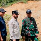 Wakil Bupati Aceh Barat Said Fadheil bersama Tim Satgas PRR Wilayah Aceh I meninjau lokasi terdampak banjir bandang di Desa Jambak, Kecamatan Pante Ceureumen, Selasa (11/8/2026). Foto: Dok. Istimewa