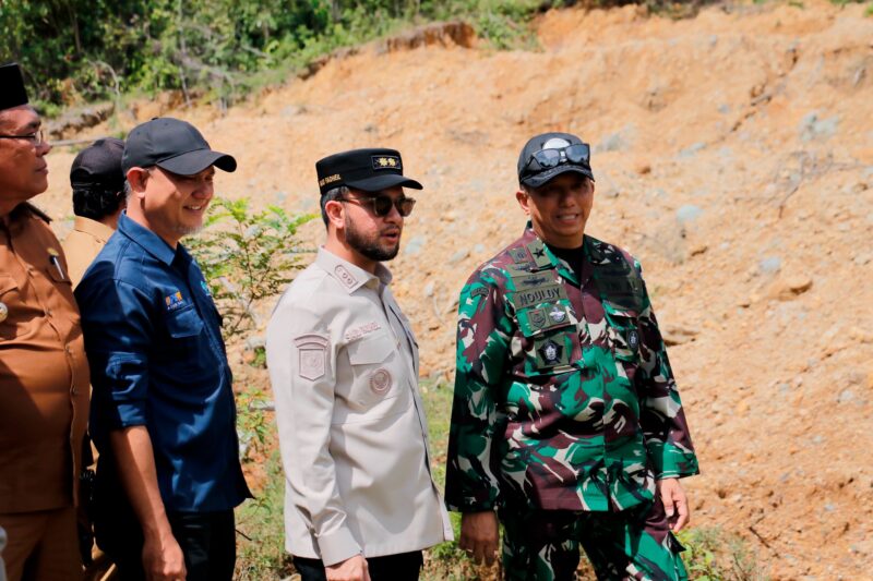 Wakil Bupati Aceh Barat Said Fadheil bersama Tim Satgas PRR Wilayah Aceh I meninjau lokasi terdampak banjir bandang di Desa Jambak, Kecamatan Pante Ceureumen, Selasa (11/8/2026). Foto: Dok. Istimewa 