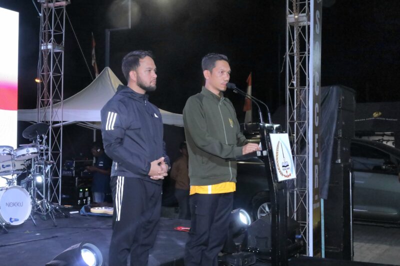 Bupati Aceh Barat Tarmizi SP, MM bersama Wakil Bupati Said Fadheil SH menghadiri pembukaan Turnamen Mini Soccer Piala Danrem 012/Teuku Umar Tahun 2026 di Lapangan My Soccer Mini, Desa Ujong Baroh, Kecamatan Johan Pahlawan, Minggu (9/8/2026) malam. Foto: Dok. Istimewa 
