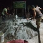 Personel Satgas TMMD Ke-129 Kodim 0102/Pidie bersama masyarakat bekerja hingga malam hari menyelesaikan pengecoran lantai Rumah Tidak Layak Huni (RTLH) di Desa Lhok Panah, Kecamatan Sakti, Rabu (5/8/2026) malam. Foto: Dok. Istimewa