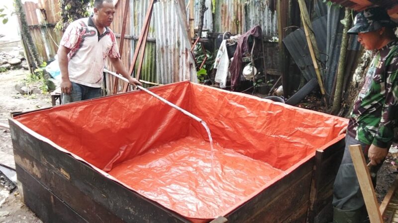 Personel Satgas TMMD Reguler ke-129 Kodim 0107/Aceh Selatan membangun kolam ikan dan kandang ayam sebagai fasilitas pendukung bagi penerima manfaat program RTLH di Kecamatan Labuhanhaji Timur, Selasa (4/8/2026). Foto: Dok. Istimewa 