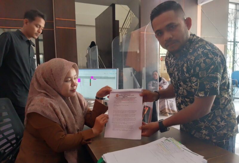 Humas Serikat Aksi Peduli Aceh (SAPA), Agusliza, menunjukkan surat permohonan keterbukaan informasi publik kepada PPID Baitul Mal Aceh terkait Program Bantuan Modal Usaha Tahun Anggaran 2026 di Banda Aceh, Rabu (5/8/2026). Foto: Dok. Istimewa 