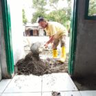 Personel Satgas TMMD Reguler ke-129 Kodim 0107/Aceh Selatan bersama warga melanjutkan pembangunan Rumah Tidak Layak Huni (RTLH) milik Salami di Desa Kemumu Hilir, Kecamatan Labuhanhaji, Aceh Selatan, Rabu (5/8/2026). Foto: Dok. Istimewa