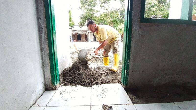 Personel Satgas TMMD Reguler ke-129 Kodim 0107/Aceh Selatan bersama warga melanjutkan pembangunan Rumah Tidak Layak Huni (RTLH) milik Salami di Desa Kemumu Hilir, Kecamatan Labuhanhaji, Aceh Selatan, Rabu (5/8/2026). Foto: Dok. Istimewa 