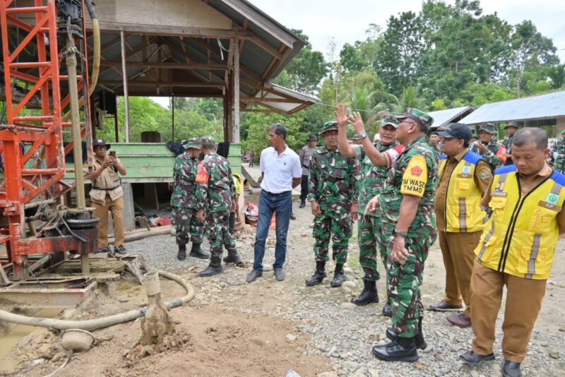 Tim Wasev PJO TMMD Ke-129 yang dipimpin Brigjen TNI Bambang Sulistyo Hery T. meninjau progres pembangunan sasaran fisik dan nonfisik TMMD di Desa Lhok Panah, Kecamatan Sakti, Kabupaten Pidie, Rabu (5/8/2026). Foto: Dok. Istimewa 