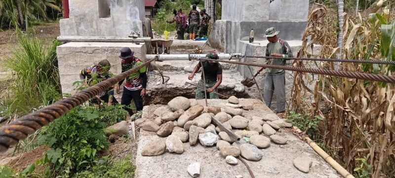 Personel Satgas Jembatan Gantung Perintis bersama tukang dan masyarakat bergotong royong melakukan penggalian dan penyiapan pondasi pembangunan Jembatan Gantung Perintis di Desa Lawe Pinis, Kecamatan Darul Hasanah, Aceh Tenggara, Minggu (30/8/2026). Foto: Dok. Istimewa 