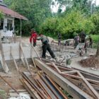 Personel Babinsa Kodim 0108/Aceh Tenggara bersama personel Yon TP 855/RD dan masyarakat bergotong royong melakukan pengecoran pondasi blok angkur Jembatan Gantung Perintis di Desa Lawe Ger Ger, Kecamatan Ketambe, Kabupaten Aceh Tenggara, Rabu (5/8/2026). Foto: Dok. Istimewa