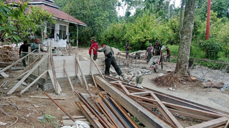 Personel Babinsa Kodim 0108/Aceh Tenggara bersama personel Yon TP 855/RD dan masyarakat bergotong royong melakukan pengecoran pondasi blok angkur Jembatan Gantung Perintis di Desa Lawe Ger Ger, Kecamatan Ketambe, Kabupaten Aceh Tenggara, Rabu (5/8/2026). Foto: Dok. Istimewa 