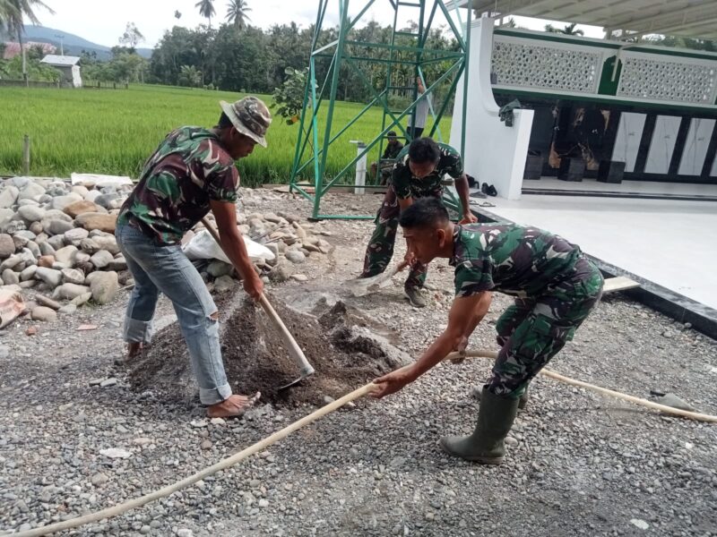 Personel Satgas TMMD Reguler ke-129 Kodim 0102/Pidie bersama masyarakat membangun pondasi tempat wudhu di Kompleks Masjid Al Furqan, Desa Cumbok Niewa, Kecamatan Sakti, Jumat (7/8/2026). Foto: Dok. Istimewa 