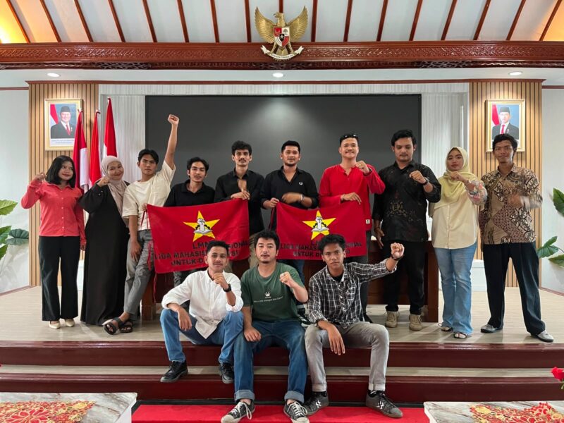 Ketua LMND Aceh terpilih Aminul Mukminin Sekedang bersama jajaran pengurus dan peserta Konferwil V LMND Aceh berfoto bersama usai pelaksanaan konferensi di Lhokseumawe, Senin (24/8/2026). Foto: Dok. Istimewa 