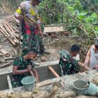 Personel Satgas TMMD Reguler ke-129 Kodim 0107/Aceh Selatan bersama warga menyelesaikan pembangunan pondasi jembatan box pada proyek pembukaan badan jalan di Desa Kemumu Sebrang, Kecamatan Labuhanhaji Timur, Rabu (5/8/2026). Foto: Dok. Istimewa