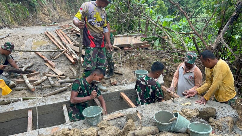 Personel Satgas TMMD Reguler ke-129 Kodim 0107/Aceh Selatan bersama warga menyelesaikan pembangunan pondasi jembatan box pada proyek pembukaan badan jalan di Desa Kemumu Sebrang, Kecamatan Labuhanhaji Timur, Rabu (5/8/2026). Foto: Dok. Istimewa 
