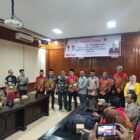 Bupati Aceh Barat Tarmizi SP, MM menyerahkan peserta Program Sarjana Membangun Desa (Rajadesa) Tahun 2026 untuk diterjunkan ke gampong-gampong di Kabupaten Aceh Barat pada kegiatan yang berlangsung di Aula Cut Nyak Dhien, Kantor Bappeda Aceh Barat, Kamis (6/8/2026). Foto: Dok. Istimewa