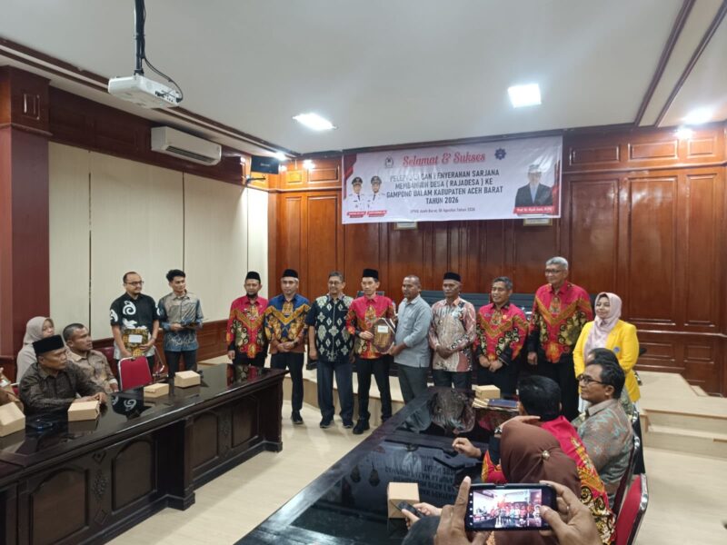 Bupati Aceh Barat Tarmizi SP, MM menyerahkan peserta Program Sarjana Membangun Desa (Rajadesa) Tahun 2026 untuk diterjunkan ke gampong-gampong di Kabupaten Aceh Barat pada kegiatan yang berlangsung di Aula Cut Nyak Dhien, Kantor Bappeda Aceh Barat, Kamis (6/8/2026). Foto: Dok. Istimewa 