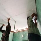 Personel Satgas TMMD Reguler ke-129 Kodim 0107/Aceh Selatan bersama warga memasang plafon pada rumah sasaran RTLH di Desa Kemumu Hilir, Kecamatan Labuhanhaji Timur, Kamis (6/8/2026). Foto: Dok. Istimewa
