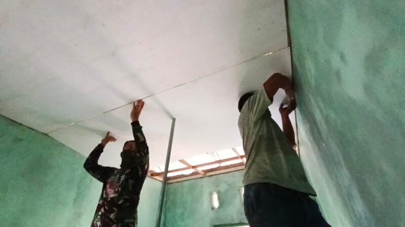 Personel Satgas TMMD Reguler ke-129 Kodim 0107/Aceh Selatan bersama warga memasang plafon pada rumah sasaran RTLH di Desa Kemumu Hilir, Kecamatan Labuhanhaji Timur, Kamis (6/8/2026). Foto: Dok. Istimewa