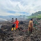 Tim gabungan TNI, Polri, BPBD Aceh Selatan, personel TNGL, pemerintah kecamatan, dan masyarakat melakukan penyisiran serta pendinginan pada area yang masih mengeluarkan asap akibat kebakaran hutan dan lahan di Gampong Drien, Kecamatan Bakongan, Aceh Selatan, Senin (31/8/2026). Foto: Dok. Istimewa 