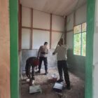 Personel Satgas TMMD Ke-129 Kodim 0102/Pidie bersama anggota Polri dan masyarakat melakukan pengecatan rumah milik Nyak Ubit dalam program rehabilitasi Rumah Tidak Layak Huni (RTLH) di Desa Lhok Panah, Kecamatan Sakti, Kabupaten Pidie, Selasa (4/8/2026). Foto: Dok. Istimewa