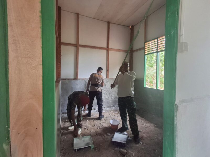 Personel Satgas TMMD Ke-129 Kodim 0102/Pidie bersama anggota Polri dan masyarakat melakukan pengecatan rumah milik Nyak Ubit dalam program rehabilitasi Rumah Tidak Layak Huni (RTLH) di Desa Lhok Panah, Kecamatan Sakti, Kabupaten Pidie, Selasa (4/8/2026). Foto: Dok. Istimewa 