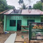 Personel Satgas TMMD Reguler ke-129 Kodim 0107/Aceh Selatan bersama warga melaksanakan pengecatan rumah milik Barlian di Desa Kemumu Hilir, Kecamatan Labuhanhaji Timur, Kamis (6/8/2026). Foto: Dok. Istimewa